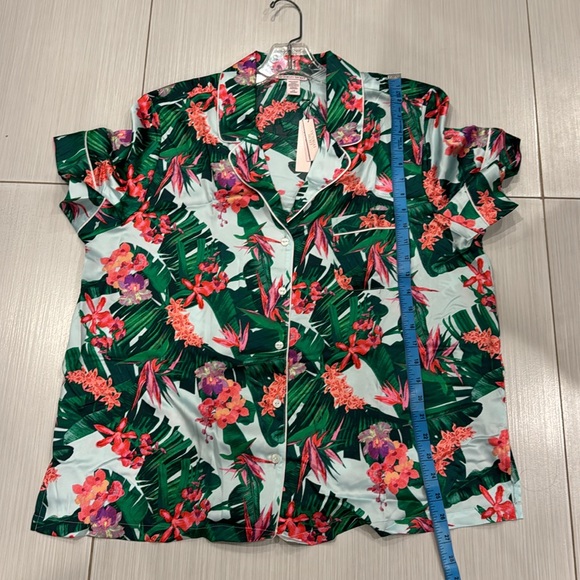 Victoria Secret NWT Satin colorful Short Pijama Set. - Picture 13 of 13